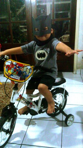 Batman Naik Sepeda